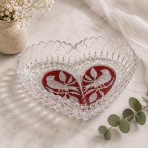 Plato vintage en forma de corazón de cristal rojo rubí Hofbauer, colección Byrdes.