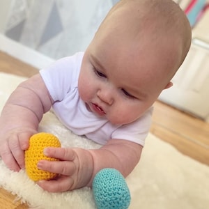 Crochet baby musical shaker, musical orb, baby handsize crochet toys, Montessori sensory toy, baby learning shakers, baby rattles