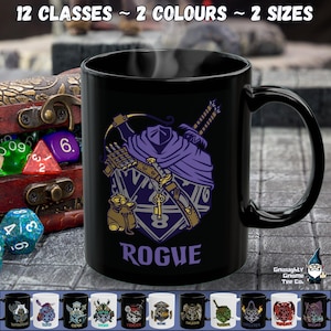 Peut inclure: Une tasse en céramique noire avec un motif blanc représentant un personnage de rogue de Donjons et Dragons avec une cape violette et une dague. La tasse porte l'inscription "ROGUE".