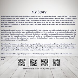 Pu&ograve; includere: Una pagina color crema con il titolo "My Story" in un carattere blu scuro. Il testo descrive il percorso del venditore, tra cui l'avvio di un'attivit&agrave;, gli incendi dei ristoranti e la creazione di un negozio Etsy. Include codici QR e il testo "Scan codes to check out my other shops!"
