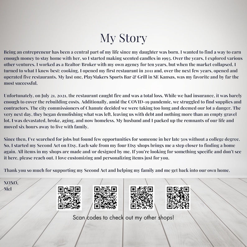 Pu&ograve; includere: Una pagina color crema con il titolo "My Story" in un carattere blu scuro. Il testo descrive il percorso del venditore, tra cui l'avvio di un'attivit&agrave;, gli incendi dei ristoranti e la creazione di un negozio Etsy. Include codici QR e il testo "Scan codes to check out my other shops!"