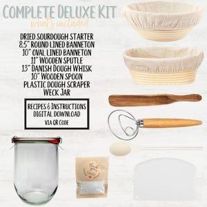 Pu&ograve; includere: Un kit completo deluxe per la preparazione del pane a lievitazione naturale. Include lievito madre essiccato, cestini per la lievitazione (21,6 cm rotondi e 25,4 cm ovali), spatola in legno, frusta danese, cucchiaio in legno, raschietto per impasto in plastica, barattolo Weck e istruzioni.