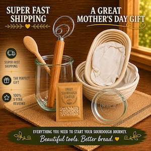 Pu&ograve; includere: Un kit per fare il pane con pasta madre con una frusta di legno, un barattolo di vetro, un cucchiaio di legno, un cestino di lievitazione, un pacchetto di lievito madre secco e un barattolo di vetro con coperchio. Il testo dice "Bellissimi strumenti. Pane migliore."
