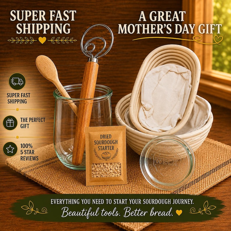 Pu&ograve; includere: Un kit per fare il pane con pasta madre con una frusta di legno, un barattolo di vetro, un cucchiaio di legno, un cestino di lievitazione, un pacchetto di lievito madre secco e un barattolo di vetro con coperchio. Il testo dice "Bellissimi strumenti. Pane migliore."