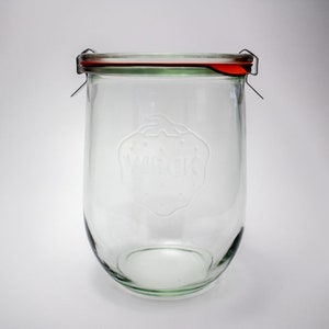 Pu&ograve; includere: Vaso Weck in vetro trasparente con guarnizione in gomma rossa e clip metalliche. Il vaso ha una forma arrotondata e un logo in rilievo. Ideale per la conservazione degli alimenti.