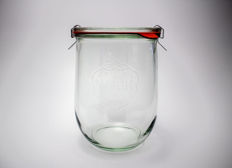 Pu&ograve; includere: Vaso Weck in vetro trasparente con guarnizione in gomma rossa e clip metalliche. Il vaso ha una forma arrotondata e un logo in rilievo. Ideale per la conservazione degli alimenti.