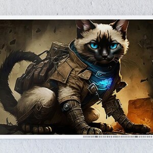 Op de afbeelding: Een Siamese kat die een bruin leren jack, een blauwe sjaal en een rugzak met zakken draagt. De kat heeft blauwe ogen en zit op een rotsachtig oppervlak.