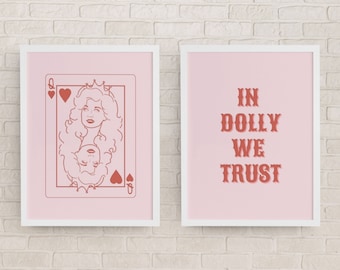 W Dolly We Trust Zestaw 2 Wydruków, Dolly Wall Art, Różowa Sztuka Cyfrowa, Dekoracja Ścienna Retro, Dolly Parton, Plakat Country Western, Sztuka Nashville