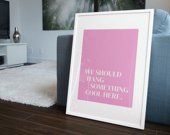 Modny róż, powinniśmy powiesić coś fajnego tutaj, drukowana sztuka ścienna, cyfrowy wydruk do pobrania, druk do pobrania, dekoracja ścienna z cytatem