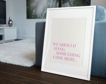 Trendy Powinniśmy powiesić coś fajnego tutaj Wydrukowana sztuka ścienna, cyfrowy wydruk do pobrania, sztuka ścienna retro, wydruk do pobrania, dekoracja ścienna z cytatem