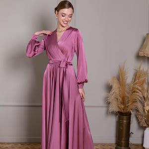 Semi formale Maxi Kleider mit Ärmeln Dusty Pink Mutter der Braut Kleid Frau Kleid für Hochzeitsgast V-Ausschnitt Langarm Satin Kleid