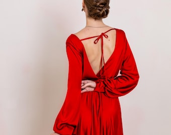 Czerwona satynowa sukienka maxi: suknia wieczorowa z długim rękawem i odkrytymi plecami