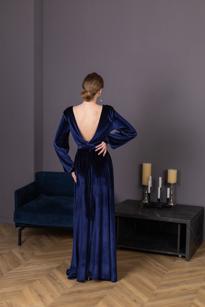 Abito lungo blu navy a maniche lunghe per donna, abito da damigella d'onore in velluto, abito lungo svasato formale, abito senza schienale, abito da cocktail elegante immagine 1