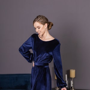 Abito lungo blu navy a maniche lunghe per donna, abito da damigella d'onore in velluto, abito lungo svasato formale, abito senza schienale, abito da cocktail elegante immagine 4