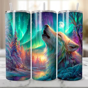 Pode incluir: Um copo de aço inoxidável com uma ilustração vibrante de um lobo uivando para a lua sob a aurora boreal. O design apresenta uma paisagem de inverno com árvores coloridas e um lago, com um canudo.