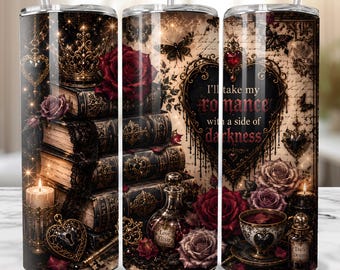 Puede incluir: Un vaso de acero inoxidable con un diseño gótico que presenta libros apilados, rosas, velas y el texto "I'll take my romance with a side of darkness". El diseño incluye una corona, mariposas y medallones en forma de corazón.