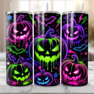 Puede incluir: Un vaso cilíndrico con pajita que presenta un fondo negro cubierto de calabazas, murciélagos y estrellas de colores neón. Las calabazas están representadas en tonos vibrantes de morado, verde y azul con un efecto de pintura goteante.
