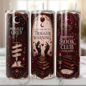 Könnte beinhalten: Drei Edelstahlbecher mit aufwendigen gotischen Designs. Einer trägt die Aufschrift "Morally Grey", ein anderer "Trigger Warning" und der dritte "Smutty Book Club". Jeder hat dunkelrote und schwarze Akzente, Rosen und einen Mond.