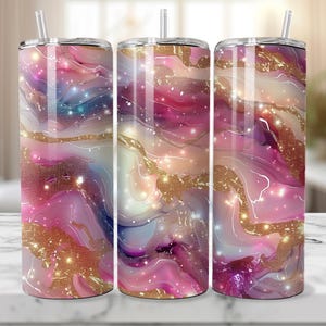 Puede incluir: Tres vasos de acero inoxidable con un diseño de mármol rosa, morado y dorado. Los vasos tienen un acabado metálico brillante y son perfectos para contener bebidas calientes o frías.