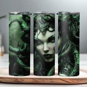 Op de afbeelding: Een roestvrijstalen beker met een Medusa-illustratie. Het ontwerp toont het gezicht van Medusa met slangen als haar, in groene en zwarte tinten. De beker is cilindrisch en heeft een zilveren deksel.