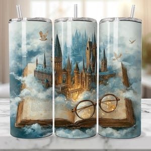 Puede incluir: Tres vasos aislados de acero inoxidable con un diseño de castillo de fantasía. El diseño presenta un castillo, un libro abierto y gafas, todo sobre un cielo nublado. Cada vaso tiene una pajita y una tapa blanca.