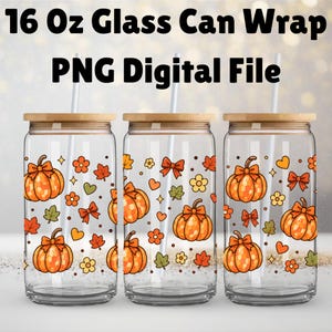 Op de afbeelding: Drie doorzichtige 16 oz glazen met bamboe deksels en rietjes, voorzien van een herhalend patroon van oranje pompoenen met strikjes, kleine bloemen, herfstbladeren en hartjes. De tekst 16 Oz Glass Can Wrap PNG Digital File staat bovenaan.