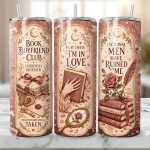 Op de afbeelding: Een roestvrijstalen beker met een rietje, met een romantisch boekthema-ontwerp. De beker heeft de tekst "Book Boyfriend Club", "Plot Twist: I'm in Love" en "Fictional Men Have Ruined Me". Het ontwerp bevat boeken, rozen en vintage elementen.
