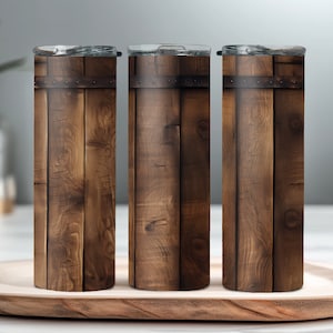 Könnte beinhalten: Drei Edelstahlbecher mit Holzmaserung. Die Becher haben ein braunes Holzmaserungsmuster mit einem dunkelbraunen Metallband um die Mitte.