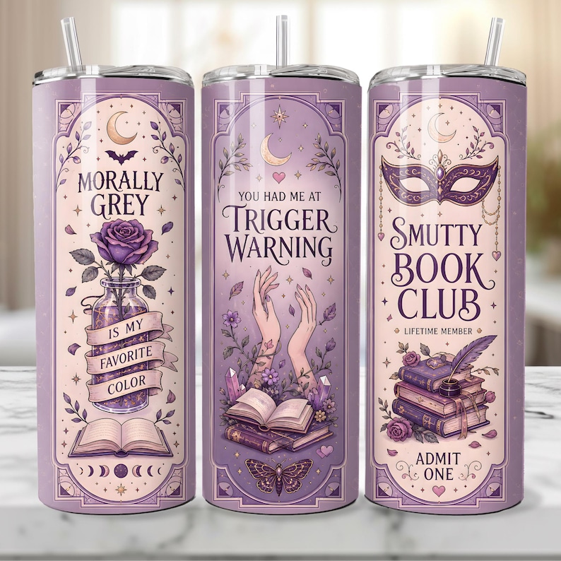 Puede incluir: Tres vasos t&eacute;rmicos morados con dise&ntilde;os decorativos y texto. Uno dice "Morally Grey", otro "You Had Me At Trigger Warning" y el tercero "Smutty Book Club". Cada uno presenta ilustraciones de flores, libros y elementos celestiales.