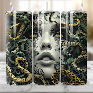 Peut inclure: Un gobelet en acier inoxydable avec un motif noir et vert représentant le visage d'une femme entouré de serpents. Les serpents sont verts et dorés.