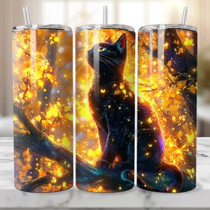 Puede incluir: Un vaso de acero inoxidable con un diseño de gato negro sobre una rama, con un fondo otoñal. El diseño presenta hojas amarillas y naranjas, creando una estética cálida y artística. El vaso incluye una pajita y una tapa.