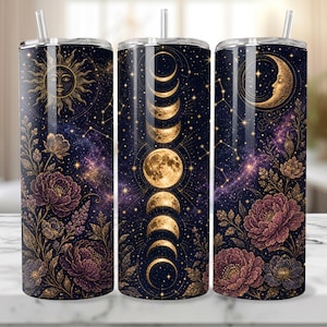 Puede incluir: Tres vasos cilíndricos con tapas y pajitas que presentan un diseño celestial. El fondo oscuro muestra un sol dorado, una luna creciente y fases lunares, rodeados de patrones florales morados y dorados y estrellas dispersas.