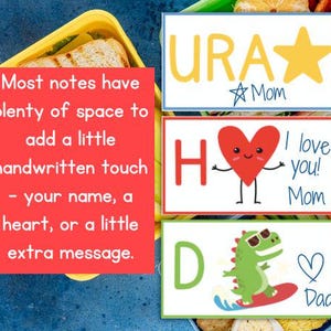 Puede incluir: Notas para loncheras con dise&ntilde;os coloridos y texto. Una nota dice "URA Mom" con una estrella. Otra dice "H I love you! Mom" con un personaje de coraz&oacute;n. La tercera nota dice "D Dad" con un dinosaurio surfeando y un coraz&oacute;n.