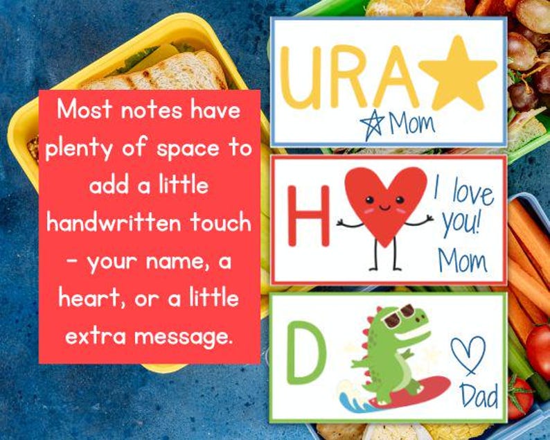 Puede incluir: Notas para loncheras con dise&ntilde;os coloridos y texto. Una nota dice "URA Mom" con una estrella. Otra dice "H I love you! Mom" con un personaje de coraz&oacute;n. La tercera nota dice "D Dad" con un dinosaurio surfeando y un coraz&oacute;n.