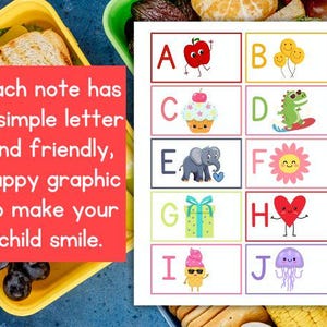 Puede incluir: Notas coloridas para loncheras con las letras de la A a la J y gr&aacute;ficos de dibujos animados correspondientes. Las notas incluyen una manzana, globos, una magdalena, un dinosaurio, un elefante, una flor, un regalo, un coraz&oacute;n, helado y una medusa. El texto en un cuadrado rojo dice: Cada nota tiene una letra sencilla y un gr&aacute;fico alegre para hacer sonre&iacute;r a tu hijo.