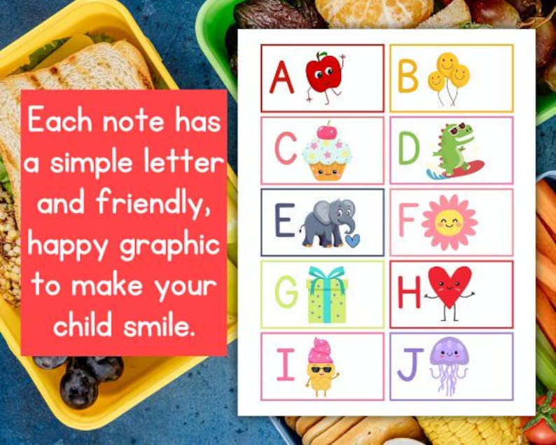 Puede incluir: Notas coloridas para loncheras con las letras de la A a la J y gr&aacute;ficos de dibujos animados correspondientes. Las notas incluyen una manzana, globos, una magdalena, un dinosaurio, un elefante, una flor, un regalo, un coraz&oacute;n, helado y una medusa. El texto en un cuadrado rojo dice: Cada nota tiene una letra sencilla y un gr&aacute;fico alegre para hacer sonre&iacute;r a tu hijo.