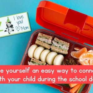 Puede incluir: Una lonchera roja y naranja abierta, llena de s&aacute;ndwiches, gajos de mandarina y verduras. Una tarjeta con una ilustraci&oacute;n de cebra y el texto "I love you! Mom" est&aacute; al lado de la lonchera. El texto "Give yourself an easy way to connect with your child during the school day" est&aacute; en la parte inferior.