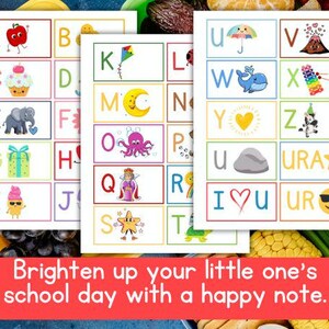 Puede incluir: Tres tarjetas did&aacute;cticas del alfabeto con ilustraciones, que incluyen una manzana, una magdalena, un elefante, un regalo, un helado, una cometa, una luna, un pulpo, una reina, una estrella, un paraguas, un volc&aacute;n, una ballena, un xil&oacute;fono, un coraz&oacute;n, una cebra, una roca, una estrella y gafas de sol. El texto en la parte inferior dice: "Ilumina el d&iacute;a escolar de tu peque&ntilde;o con una nota feliz."