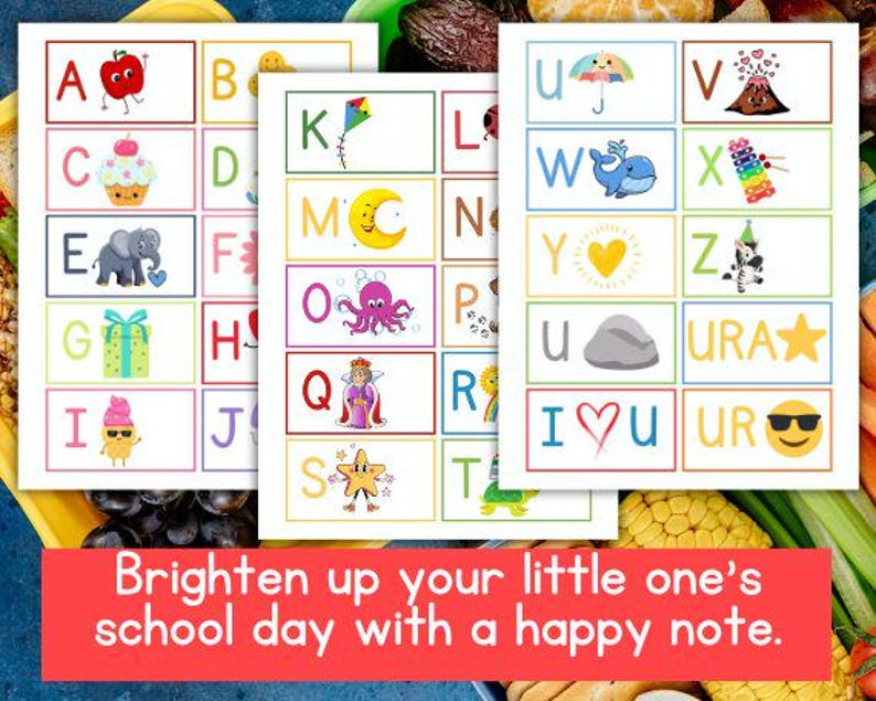 Puede incluir: Tres tarjetas did&aacute;cticas del alfabeto con ilustraciones, que incluyen una manzana, una magdalena, un elefante, un regalo, un helado, una cometa, una luna, un pulpo, una reina, una estrella, un paraguas, un volc&aacute;n, una ballena, un xil&oacute;fono, un coraz&oacute;n, una cebra, una roca, una estrella y gafas de sol. El texto en la parte inferior dice: "Ilumina el d&iacute;a escolar de tu peque&ntilde;o con una nota feliz."