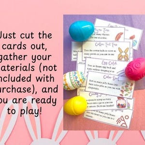 Op de afbeelding: Paas-thema spelset met kleurrijke plastic eieren en spelkaarten. De kaarten bevatten instructies voor activiteiten zoals "Rhyme Time", "Cotton Tail Toss" en "Color Sort". De tekst op de afbeelding luidt: "Knip gewoon de kaarten uit, verzamel je materialen en je bent klaar om te spelen!"