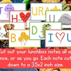 Puede incluir: Una colecci&oacute;n de notas coloridas para loncheras con varias ilustraciones, incluyendo una medusa, un coraz&oacute;n, un perro, globos y un dinosaurio. Las notas son rectangulares y presentan letras del alfabeto. El texto en la imagen dice: "Recorta tus notas para la lonchera todas a la vez, o sobre la marcha. Cada nota mide 8,9 x 5,1 cm."
