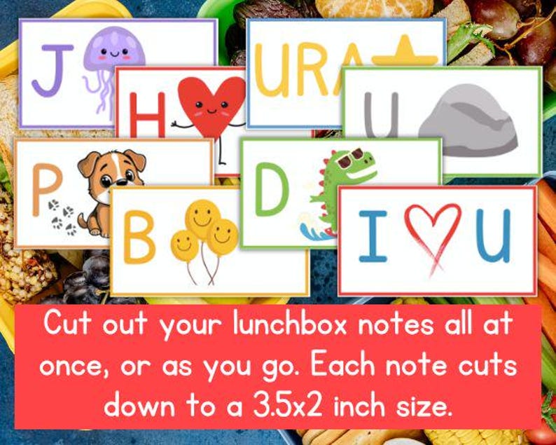 Puede incluir: Una colecci&oacute;n de notas coloridas para loncheras con varias ilustraciones, incluyendo una medusa, un coraz&oacute;n, un perro, globos y un dinosaurio. Las notas son rectangulares y presentan letras del alfabeto. El texto en la imagen dice: "Recorta tus notas para la lonchera todas a la vez, o sobre la marcha. Cada nota mide 8,9 x 5,1 cm."