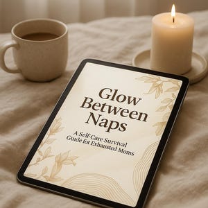 Op de afbeelding: Een tablet met de tekst "Glow Between Naps: A Self-Care Survival Guide for Exhausted Moms" ligt op een bed. Een brandende kaars en een kop koffie zijn ook aanwezig. De afbeelding heeft een warme, uitnodigende uitstraling.