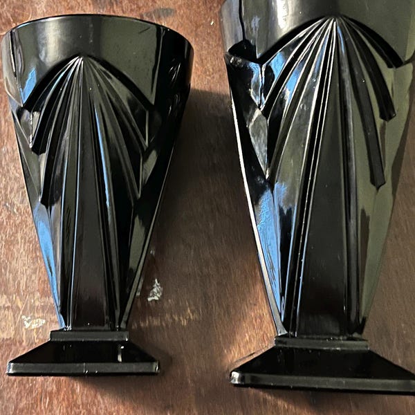 Tiara Indiana Glass - Czarne szklanki piramidy, Art Deco - wazon z czarnego mlecznego szkła