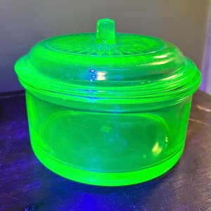 Hazel Atlas Refrigerator dish with Lid- Green Depression glass dish