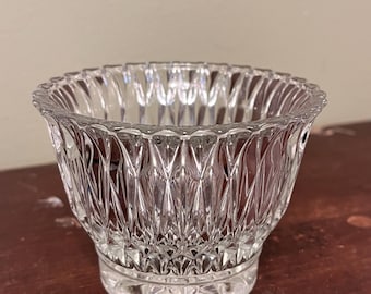 Azucarero abierto vintage de Libby Glass Company, modelo LRS45, de vidrio prensado transparente, con corte vertical y borde acampanado con festones.