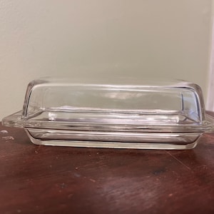 Mantequera de vidrio transparente PYREX Originals con tapa, bordes cuadrados 12-B