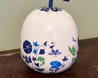 Adorno de porcelana vintage tipo pomander con motivos florales y de mariposas azules, ideal para guardar popurrí, hecho en Japón.