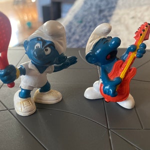 Schleich Smurf figures (2) Smurf playing guitar and Smurf playing tennis