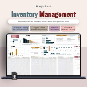 Op de afbeelding: Een laptop met een Google Sheet met de titel "Inventory Management". Het scherm toont grafieken en datatabellen, met tekst als "End Manual Tracking" en "Products & Materials Tracking". De achtergrond is lichtroze.